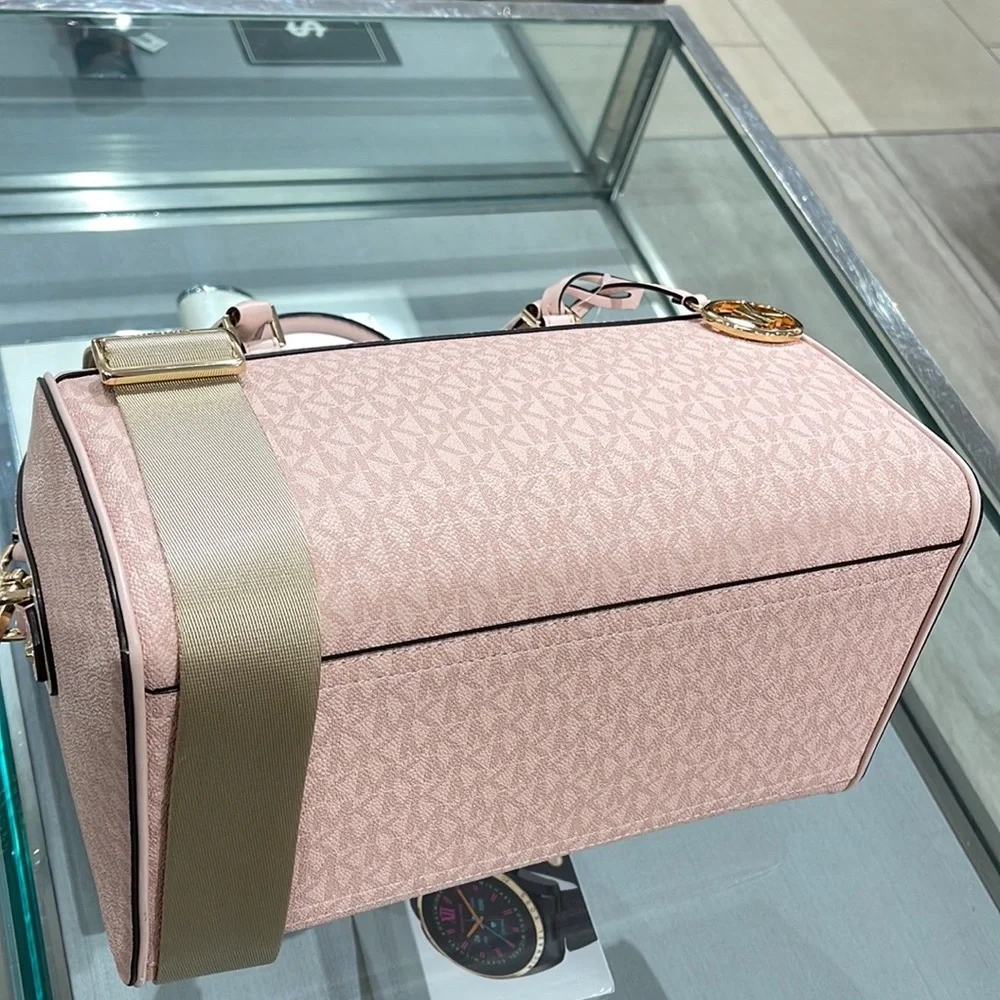 Michael Kors med Duffle Travel - Leather/Coated

Light Powder Blush - Picture 12 of 16